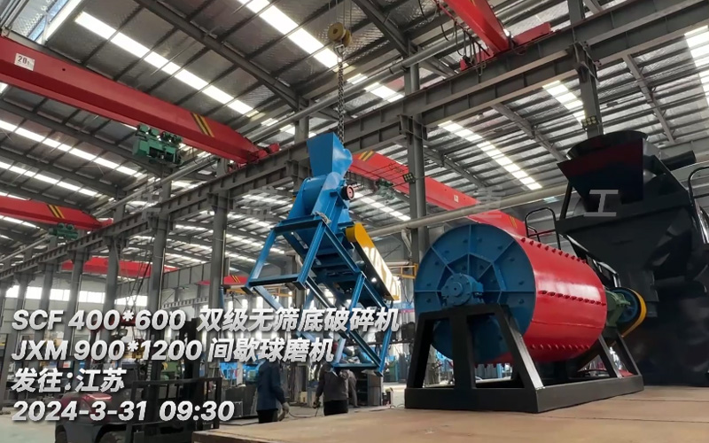 間歇球磨機(jī)和雙級(jí)無篩底粉碎機(jī)發(fā)往江蘇用于粉碎化工原料